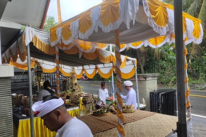 Persiapan sarana upakara